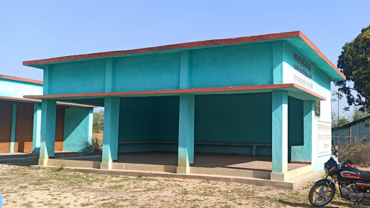 झारखंड के गुमला में रुर्बन मिशन योजना का देखिए हाल, जहां खड़ी हाेती नहीं बस, वहां बना दिया यात्री शेड