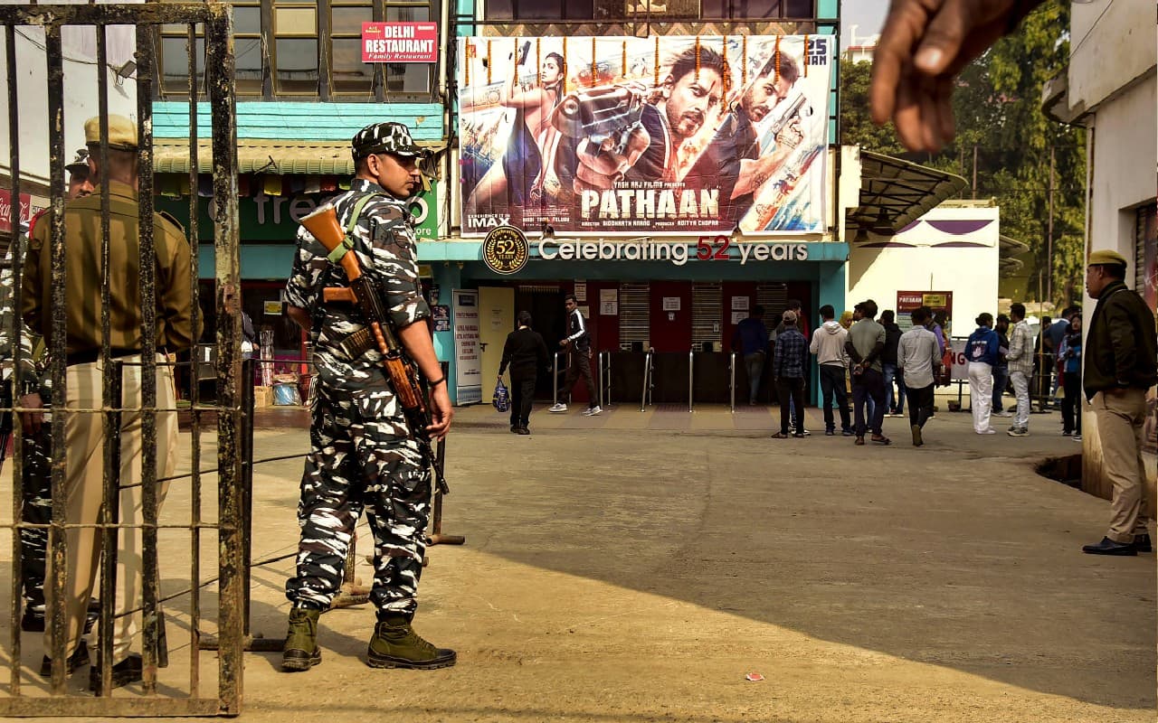 Pathaan Public Reactions: तालियों और सीटियों से गूंजे सिनेमा घर, बाहर तैनात दिखी पुलिस, वायरल हुई ये तस्वीरें