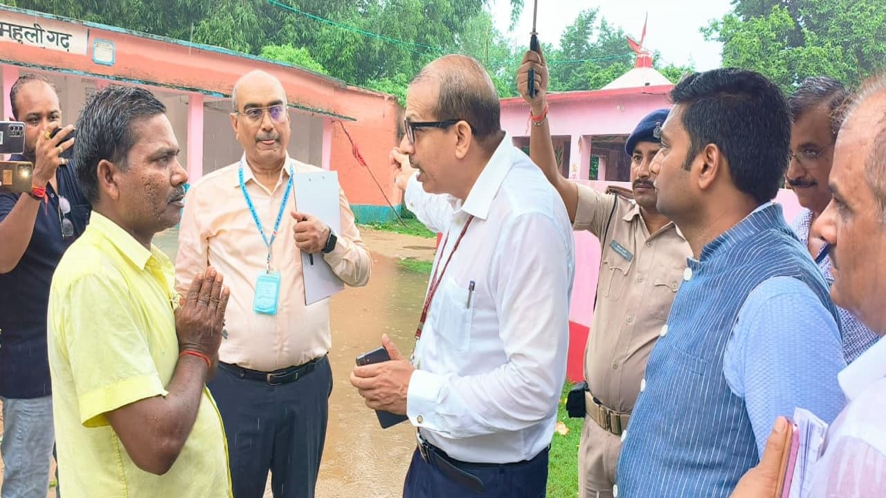 PHOTOS: जब KK Pathak हेडमास्टर को हाथ जोड़ने पर मजबूर हुए, भींगकर पहुंचे स्कूल तो देखिए अलग-अलग अंदाज..