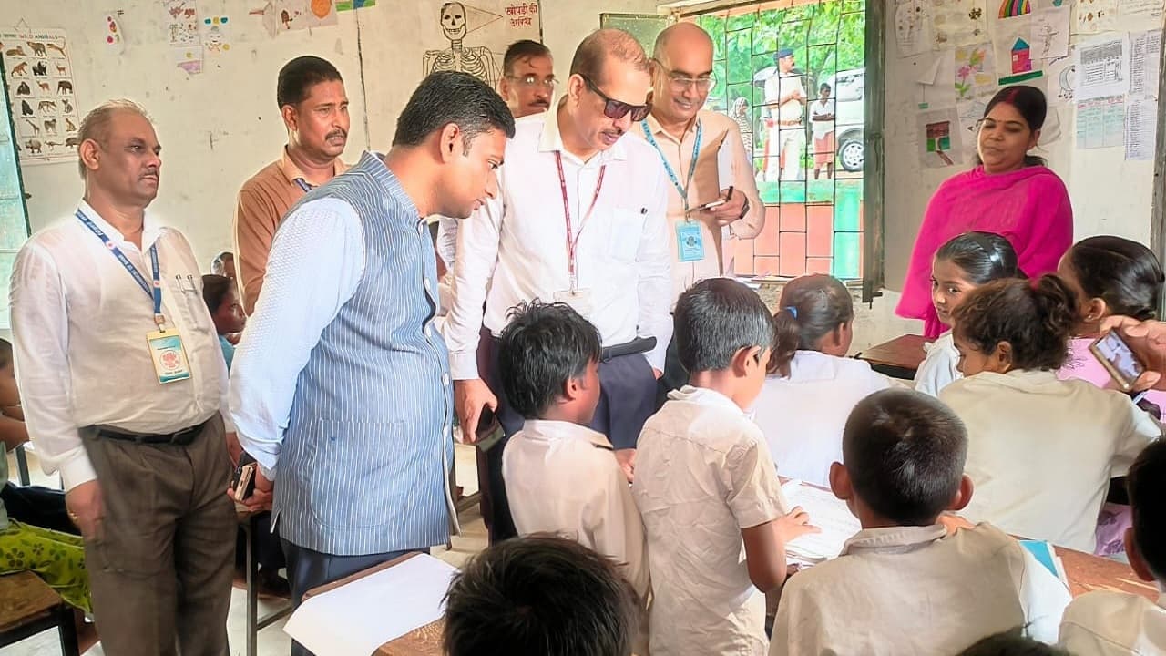 बिहार में 3 लाख से अधिक बच्चों के सरकारी स्कूल से कटे नाम, सैकड़ों शिक्षकों पर गिरी गाज, कई सस्पेंड..