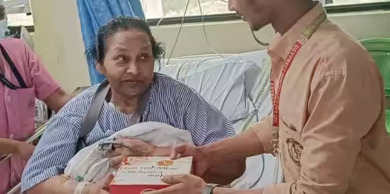 Women's Day 2023 पर महिला मरीजों को दिया गया फल और गिफ्ट