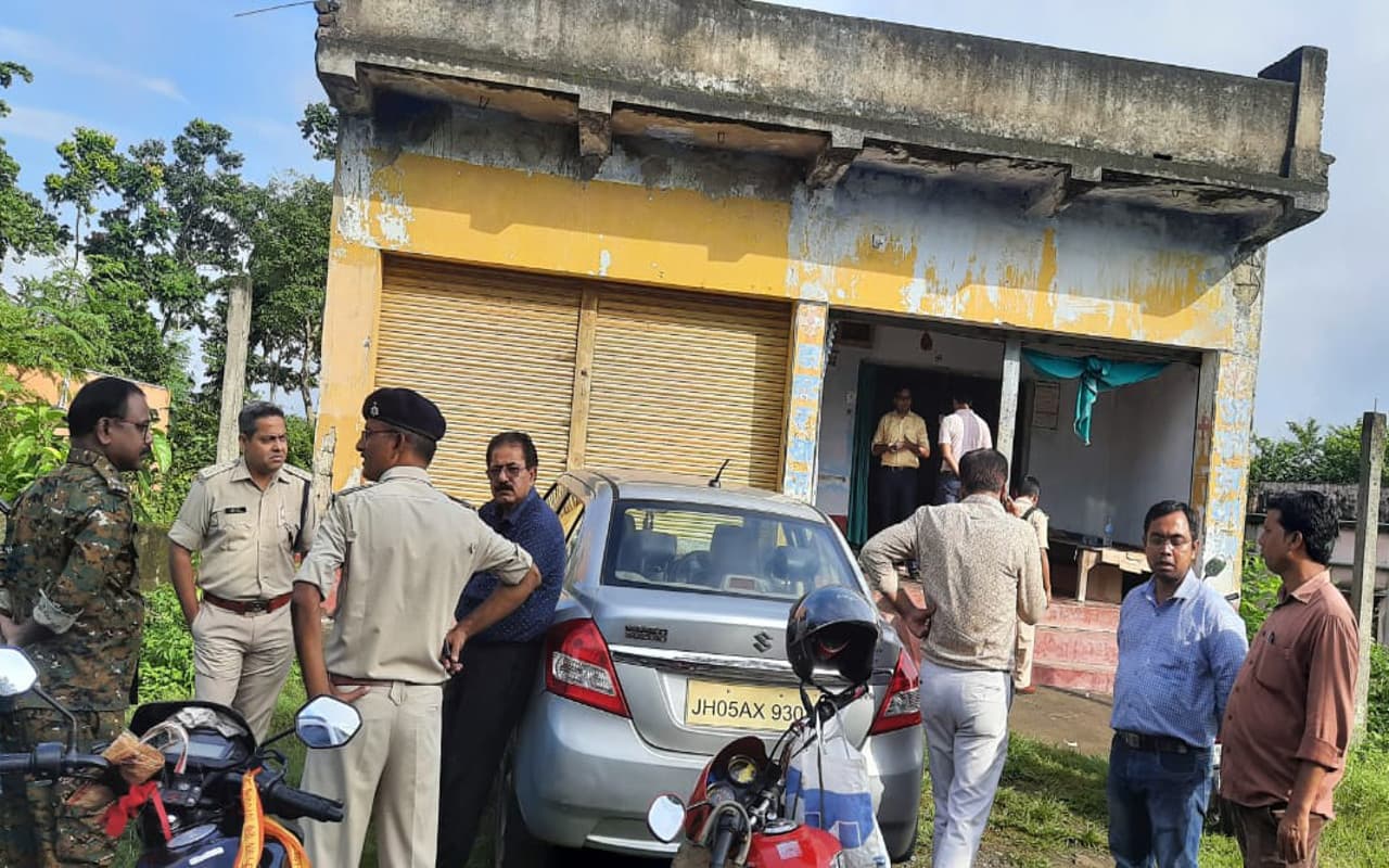 Jharkhand News: पूर्वी सिंहभूम के पटमदा में एक क्लिनिक में छापामारी, डेढ़ लाख नगद समेत महंगी दवाइयां जब्त