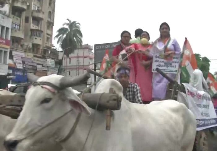 राजधानी पटना की सड़कों पर बैलगाड़ी से निकले कांग्रेस कार्यकर्ता, पेट्रोल-डीजल की बढ़ती कीमतों का किया विरोध