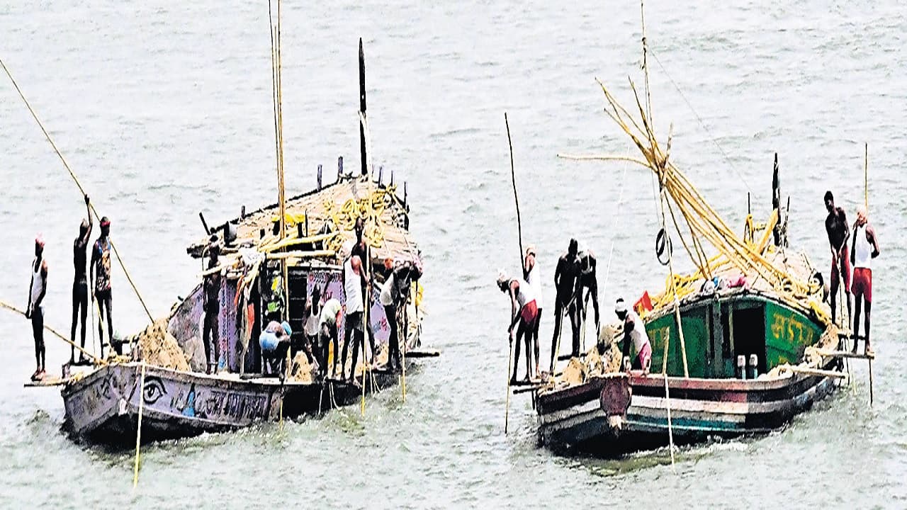 पटना में धड़ल्ले से हो रहा सफेद बालू का काला खेल, जेपी सेतु के नीचे गंगा में लाखों का होता अवैध कारोबार