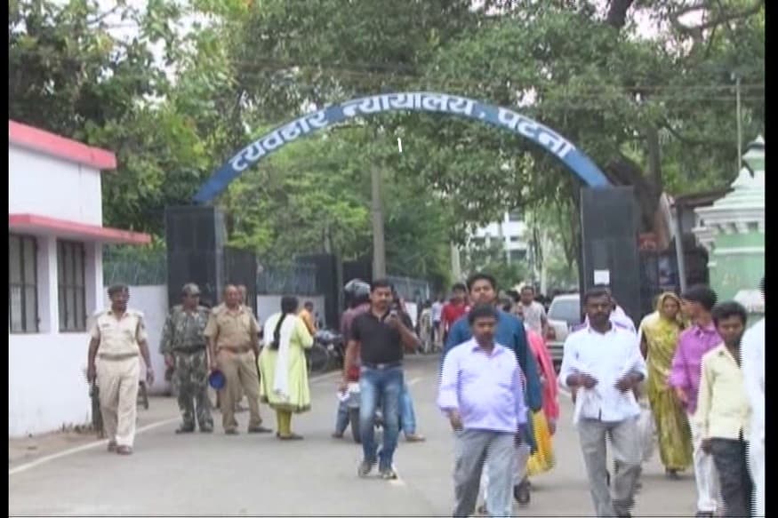 पटना सिविल कोर्ट में कमीशन लेकर पुलिस दे रही थी केस, आपस में भिड़े वकील और मुंशी, जमकर हुई मारपीट