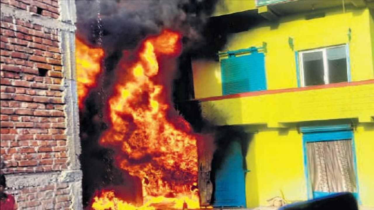 पटना में धू-धूकर जला नर्सिंग होम, अवैध तरीके से पैट्रोल- डीजल के चल रहे धंधे से मची तबाही, बाल-बाल बचे मरीज