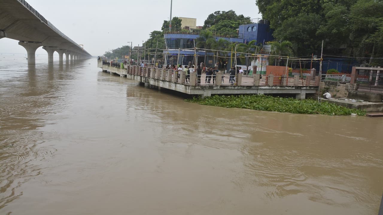 PHOTOS: पटना में खतरे के निशान के बेहद करीब गंगा, देखिए घाटों की सीढ़ियों पर कैसे चढ़ा पानी..
