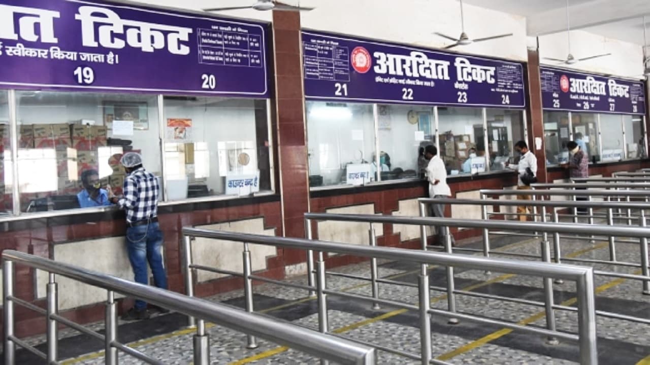 होली को लेकर रेलवे ने की खास तैयारी, पटना सहित इन स्टेशनों पर 16 से खुलेंगे अतिरिक्त टिकट काउंटर