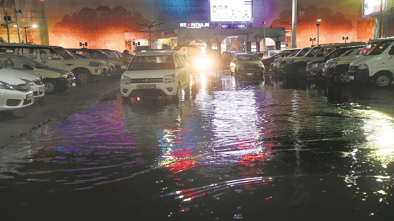 पटना में साइकलोन सिस्टम की वजह से हुई तेज आंधी-बारिश, जानें कैसा रहेगा अगले दो दिनों का मौसम...