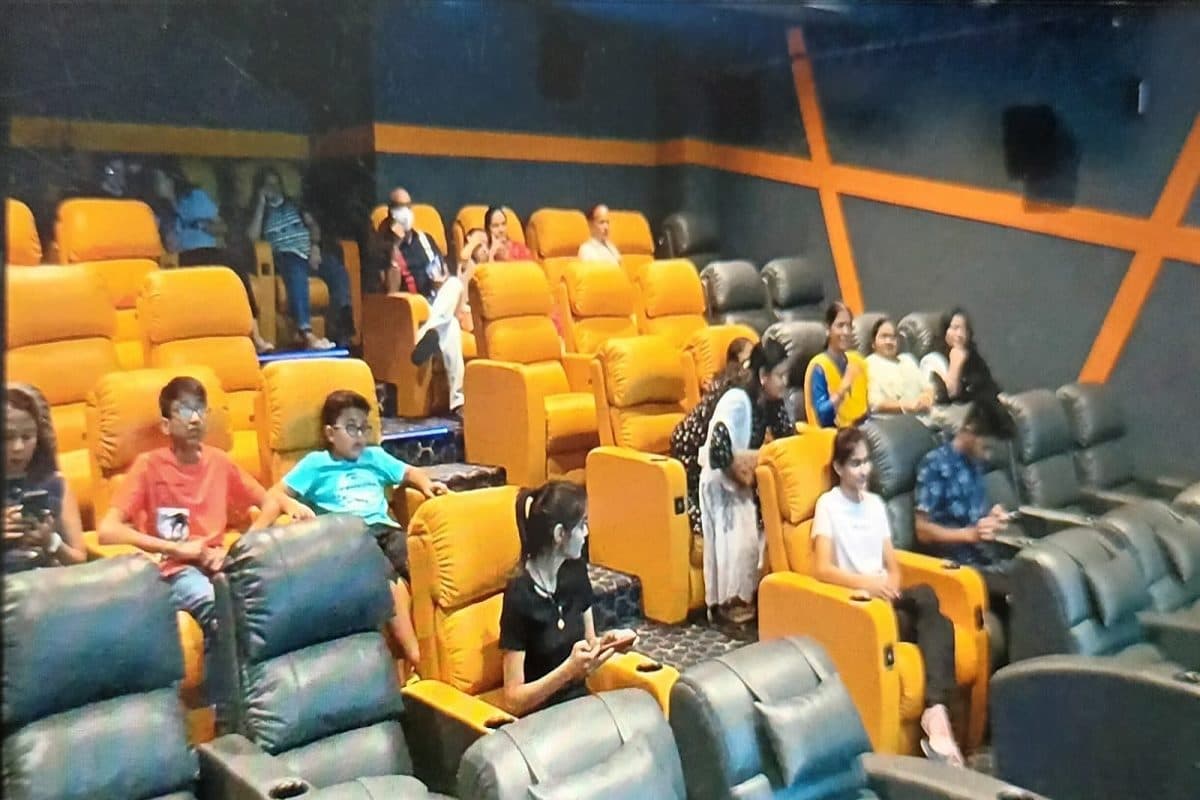 पटना के स्मार्ट थियेटर में अब बैठकर नहीं लेटकर देखिए फिल्‍म, टिकट का रेट जानकर हो जायेंगे हैरान