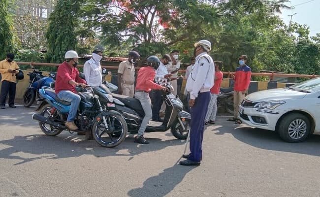 ‘लॉकडाउन’ में ऑफिस जाने वाली कामकाजी महिलाओं को बड़ी राहत, अब बाइक पर एक अन्य के साथ कर सकती हैं आना-जाना