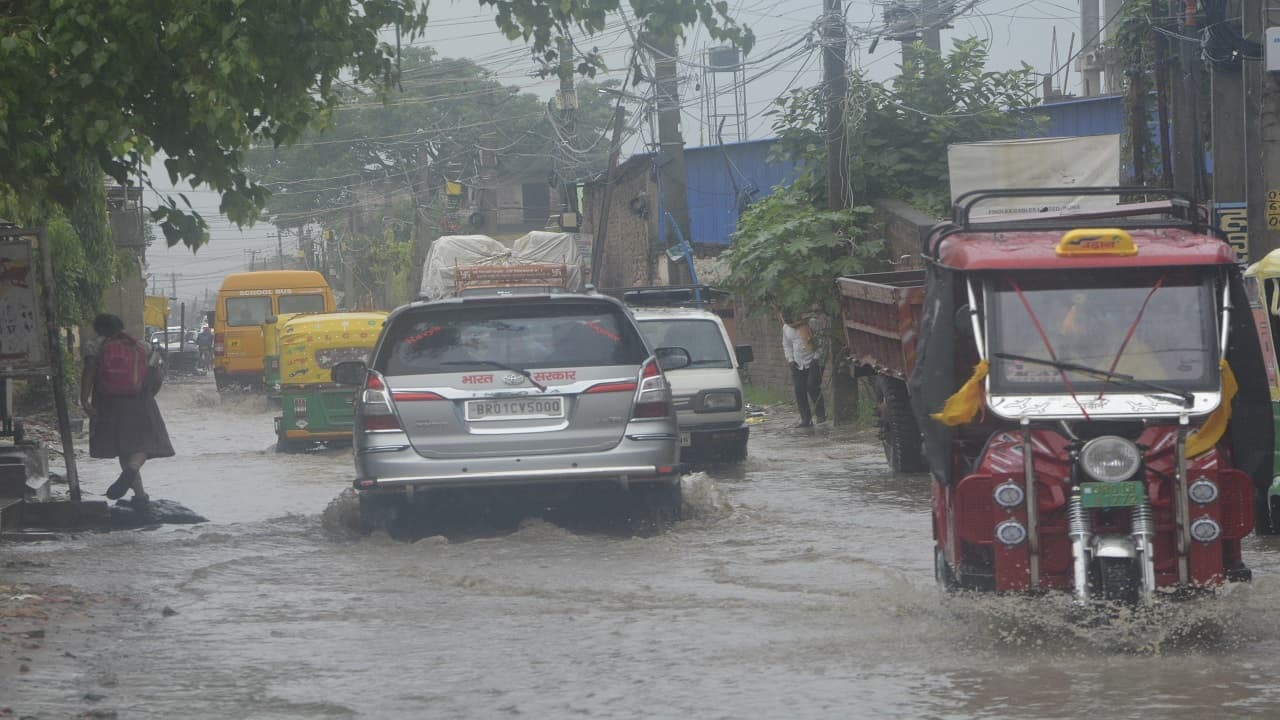 बिहार: पटना समेत कई जिलों में ठनका का अलर्ट, भारी बारिश को लेकर चेतावनी, जानें अपने शहर का हाल..