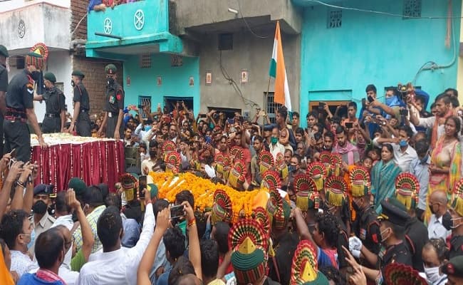 शहीद सुनील कुमार को अंतिम विदाई देने के लिए उमड़ा जनसैलाब, गम के माहौल के बीच चीन की हरकतों से लोगों में आक्रोश