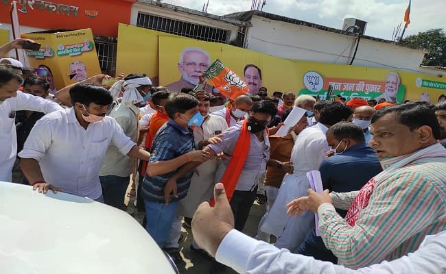 बिहार चुनाव : भाजपा कार्यालय में हंगामा, लखीसराय से पहुंचे पार्टी कार्यकर्ताओं ने डिप्टी सीएम की गाड़ी को रोका, जानें पूरा मामला