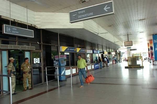 क्रू मेंबर का टैग लगा पटना एयरपोर्ट पहुंचा युवक गिरफ्तार, मिले कई फर्जी दस्तावेज, जांच में जुटी पुलिस