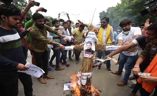 सुशांत सिंह राजपूत के फैन्स सड़क पर उतरे, सलमान और करण का फूंका पुतला