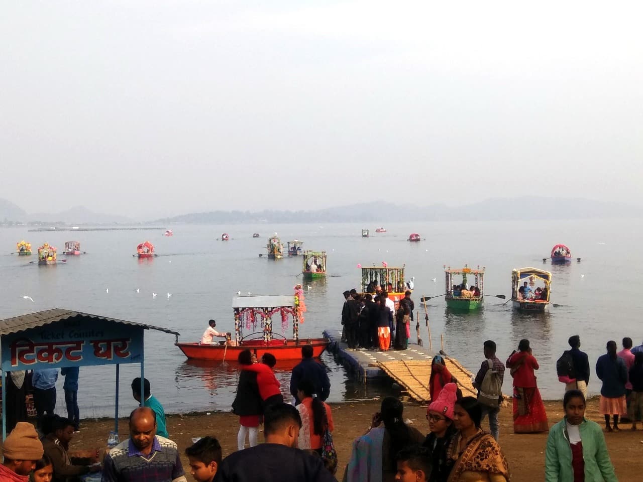 पतरातू डैम में नौका विहार का आनंद दोगुनी कर रही साइबेरियन पक्षियों की कलाबाजी, मन मोह रहा नेतुआ टापू