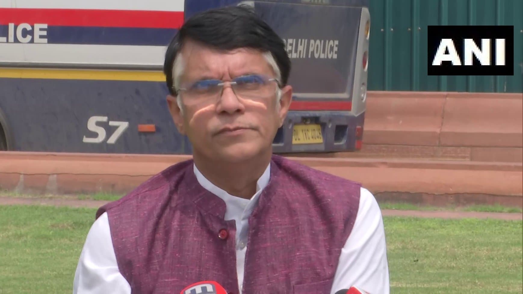 संबित पात्रा ने राहुल गांधी को कहा ‘मीर जाफर’, तो पवन खेड़ा बोले-करारा जवाब मिलेगा, हम उनसे ही सीख रहे