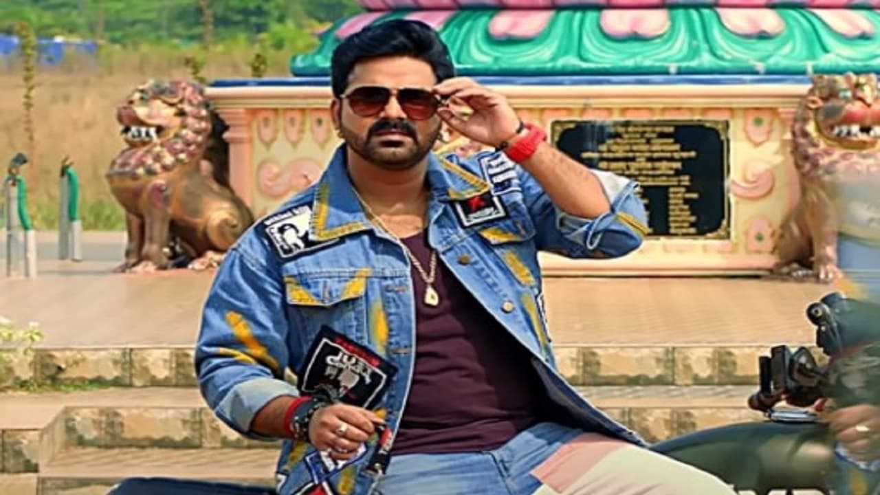 अक्षरा सिंह के बाद पवन सिंह ने आकांक्षा दुबे के परिवार से की मुलाकात, बोले- न्याय की लड़ाई में साथ