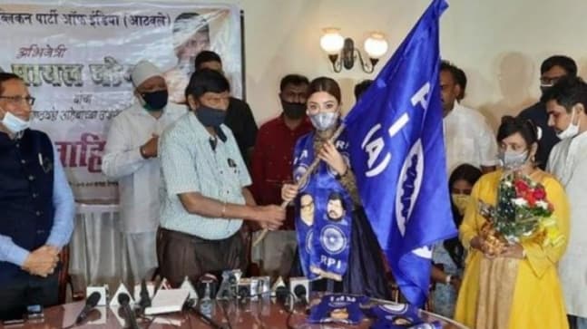 अनुराग कश्यप पर रेप का आरोप लगाने वाली अभिनेत्री पायल घोष रिपब्लिकन पार्टी में शामिल