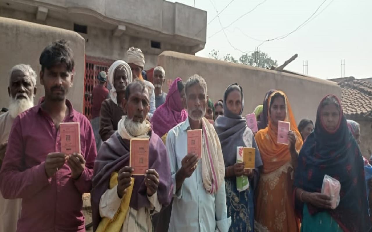 Jharkhand: पलामू में थम नहीं रही राशन डीलरों की मनमानी, कम राशन देने व दुर्व्यवहार से लाभुकों में आक्रोश