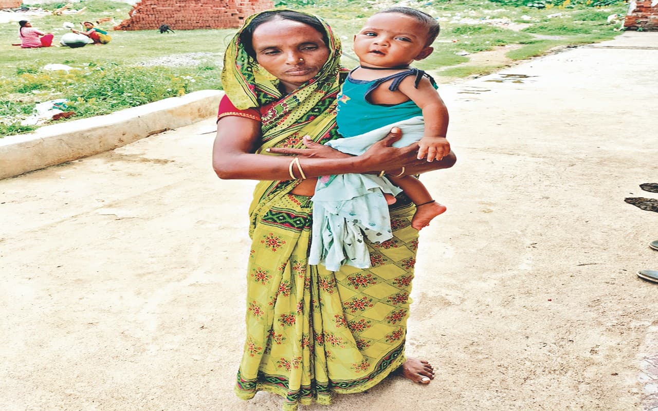 Widow Pension: देवघर में विधवा पेंशन रोकने से महिला परेशान, बैंक कर्मी बोले-पहले चुकाओ KCC ऋण