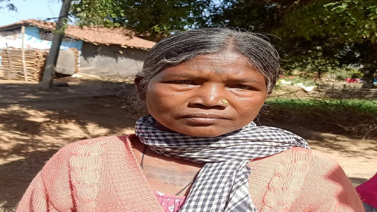 Jharkhand News: झारखंड के इस गांव के बुजुर्गों व दिव्यांगों को नहीं मिल रही पेंशन, लगाये गंभीर आरोप Jharkhand News: झारखंड के इस गांव के बुजुर्गों व दिव्यांगों को नहीं मिल रही पेंशन, लगाये गंभीर आरोप