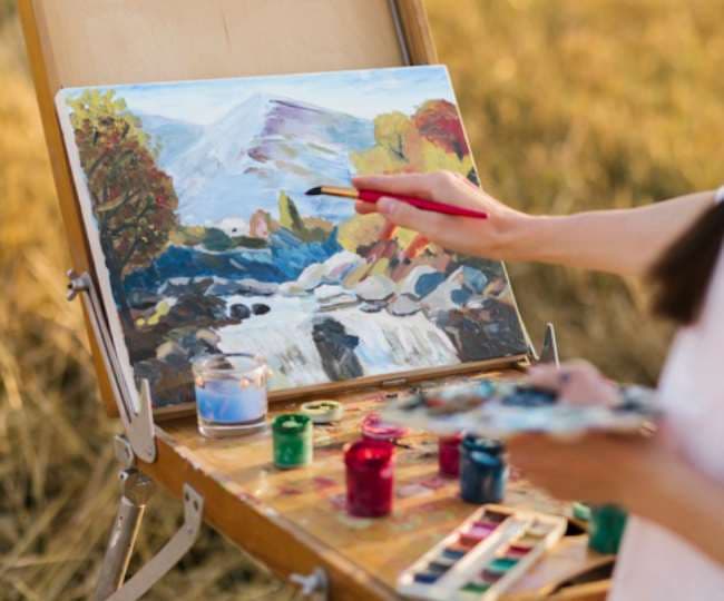 अपनी कला के जरिए लोगों की मदद कर रही हैं महाराष्ट्र की तीन किशोरियां