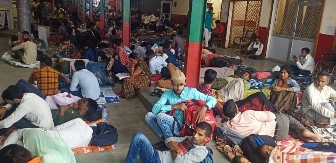 UPSSSC PET: बरेली के 46 एग्जाम सेंटर पर आज से पीईटी परीक्षा, रेलवे स्टेशन पर उमड़ी छात्रों की भीड़