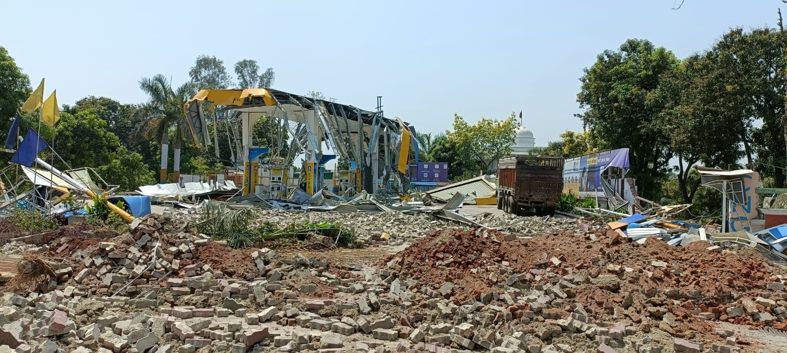 बरेली के सपा विधायक के पेट्रोल पंप पर चला बुलडोजर, आवाज निकलने पर गोली चलने का दिया था बयान