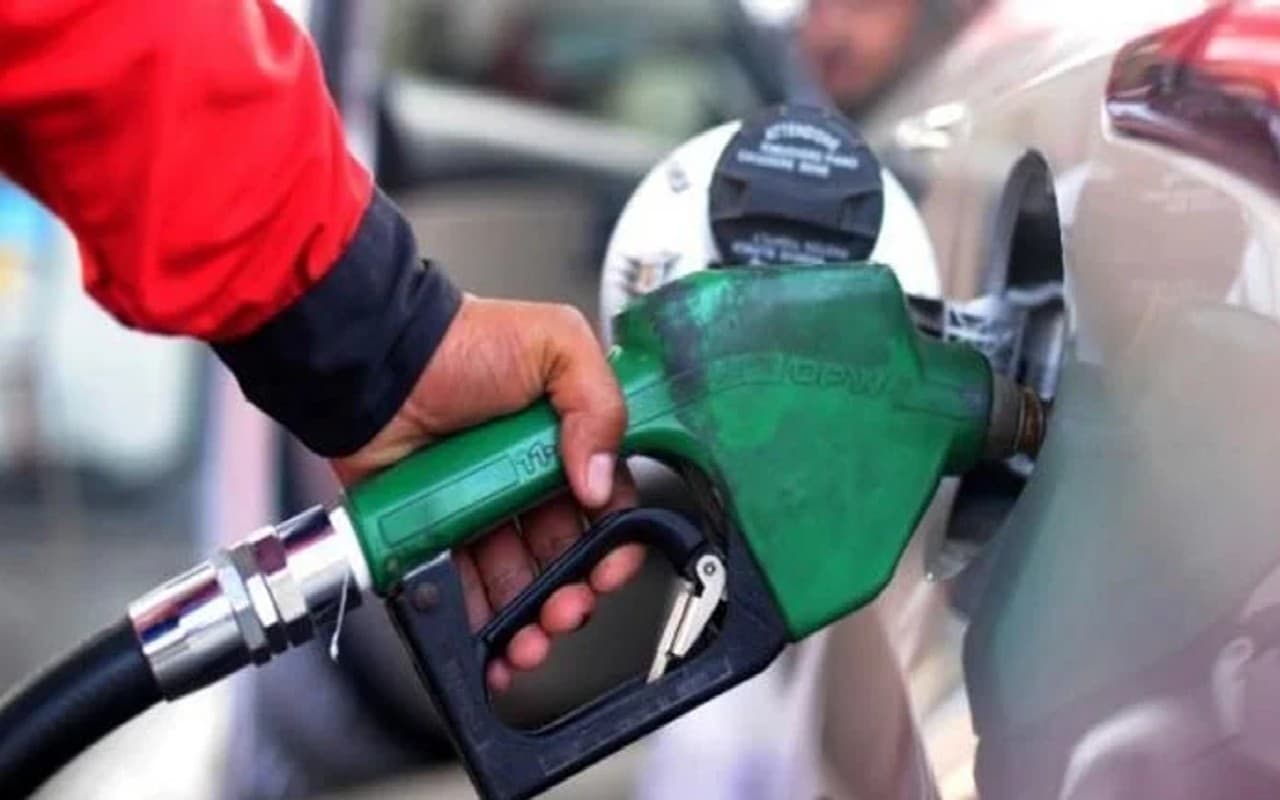 Pakistan Petrol: पाकिस्तान में फिर बढ़े पेट्रोल के दाम, 233 रुपये प्रति लीटर के रिकॉर्ड स्तर तक पहुंचा