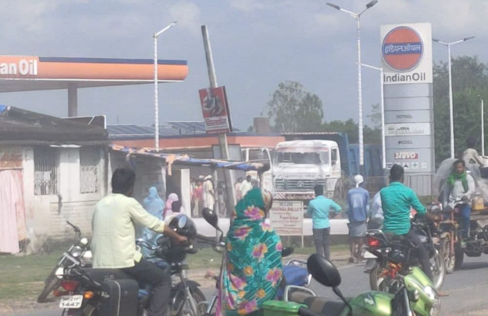 Jharkhand News : झारखंड में टला बड़ा हादसा, पेट्रोल पंप पर वाहन में अचानक आग लगने से मची अफरा-तफरी