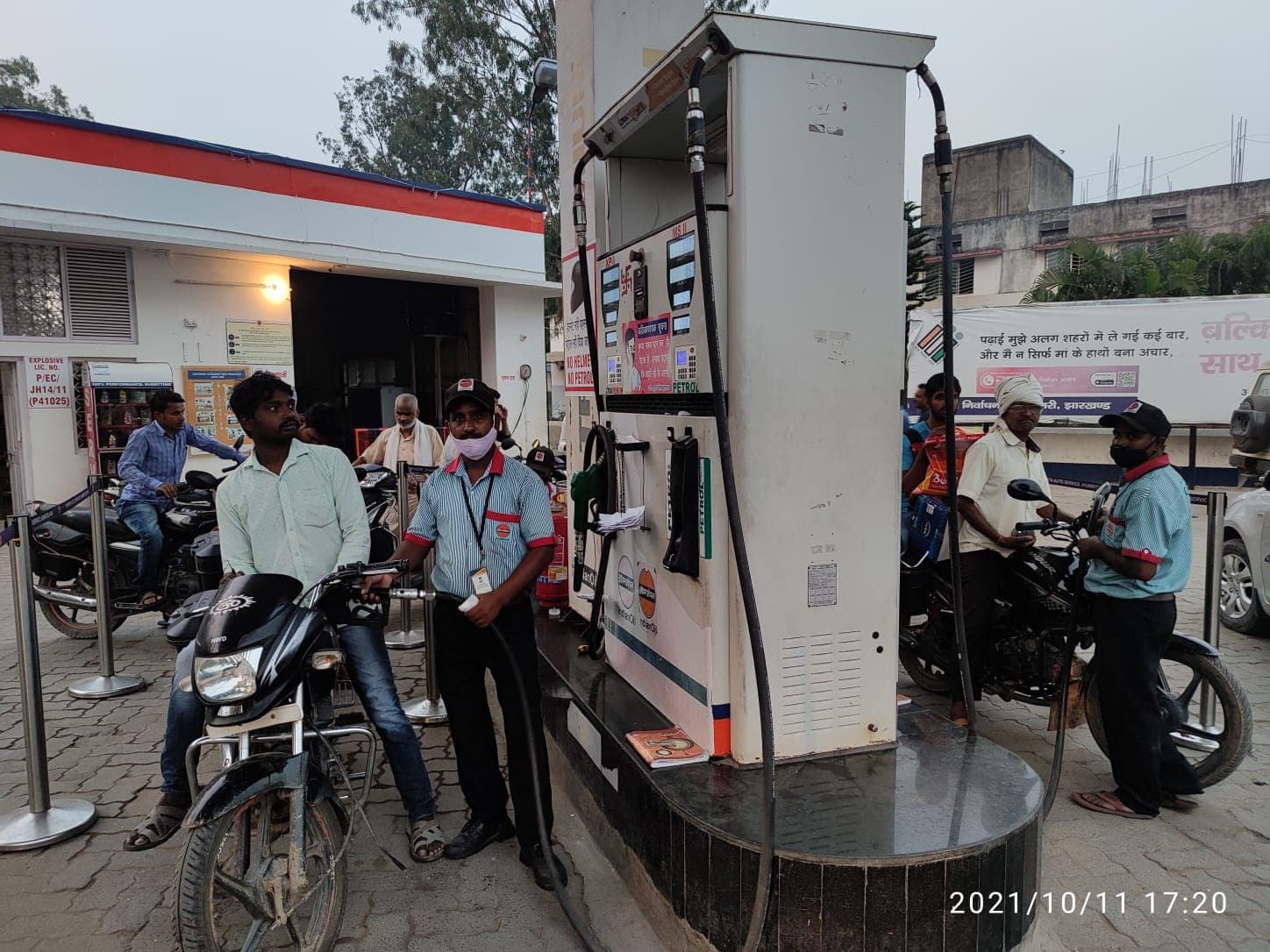Petrol Diesel Price Hike :महंगाई की मार, पेट्रोल की कीमत शतक पार, डीजल भी दे रहा टक्कर, ग्राहकों ने कही ये बात