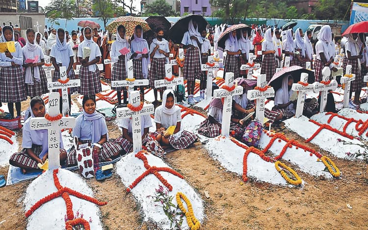 रांची में ईसाई समुदाय के लोगों ने मोमबत्तियां जलाकर अपने पुरखों को किया याद, देखें तस्वीरें