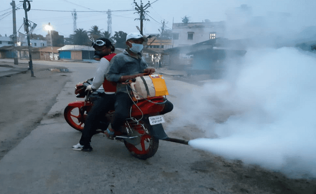 नगर पंचायत अध्यक्ष सर्जना सिद्धि के पति नीलकमल ने जुगाड़ टेक्नोलॉजी से अपनी बाइक को बना डाला फागिंग मशीन