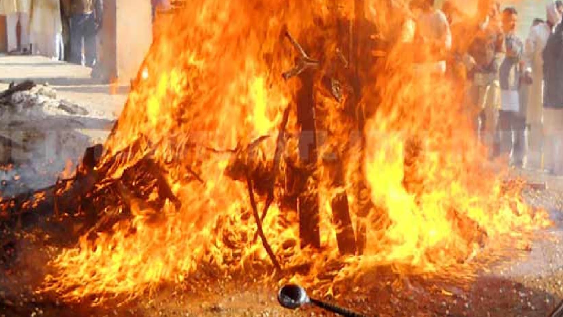 एक ही चिता पर आठ लोगों का कर दिया अंतिम संस्कार, कोरोना संक्रमण से हुई थी मौत