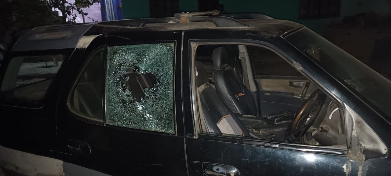 Agra: भाजपा नेता के ऊपर जानलेवा हमला, फायरिंग में क्षतिग्रस्त हुई कार, पुलिस जांच में जुटी