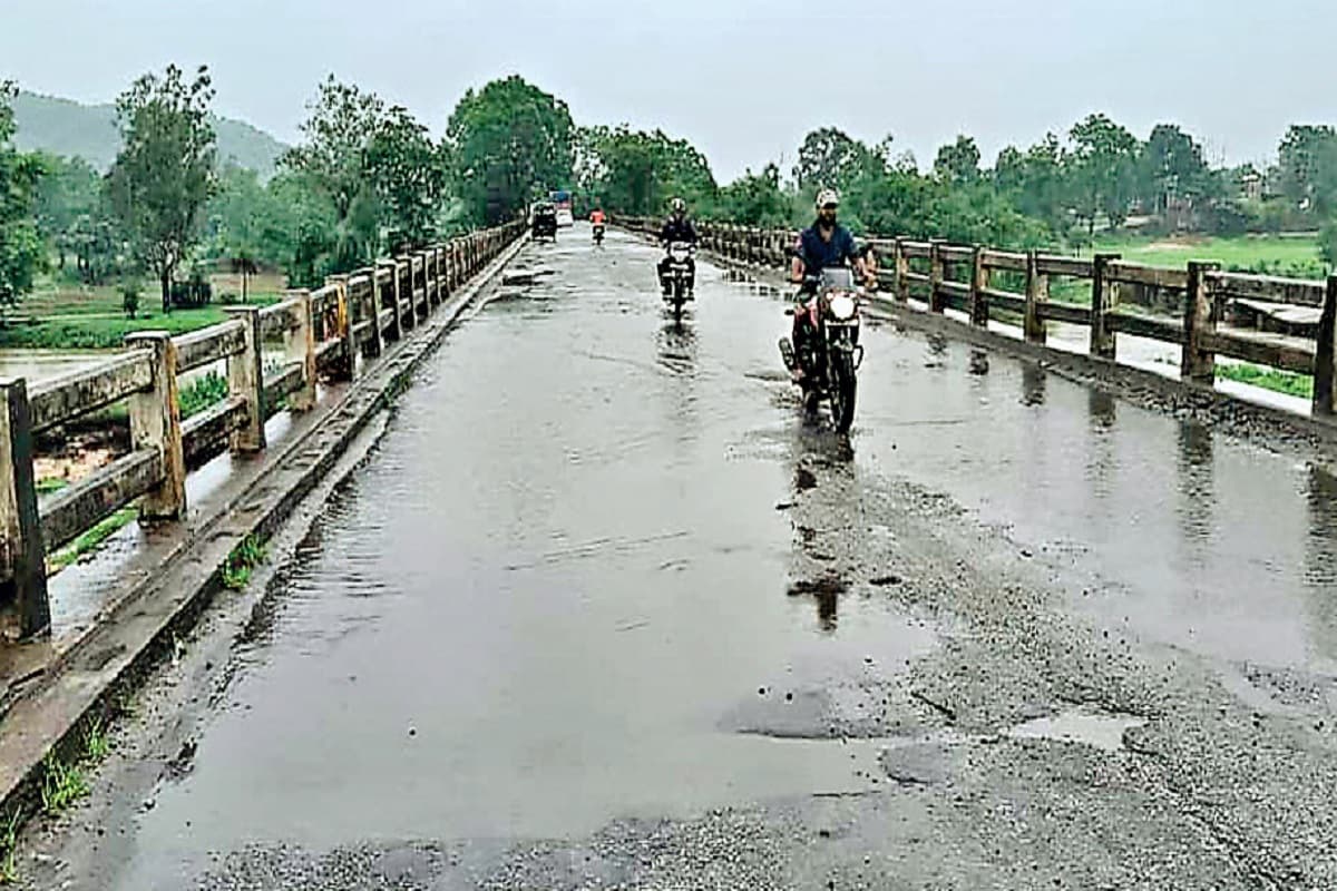चतरा के फलगु नदी पर बना पुल जर्जर, मरम्मत का प्रयास नहीं