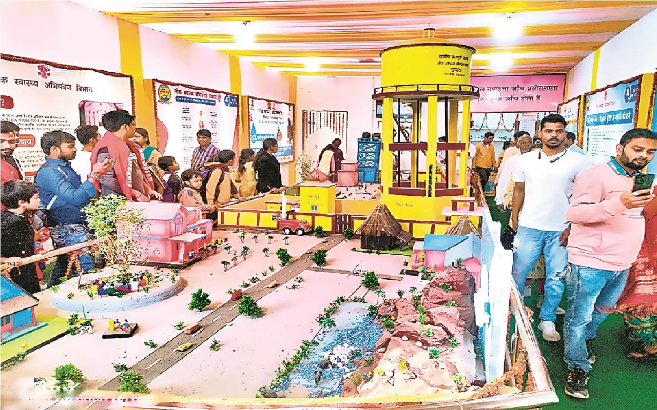 सोनपुर मेले में आकर्षण का केंद्र बना PHED का स्टॉल, लोगों को मिल रही जल जांच की सुविधा