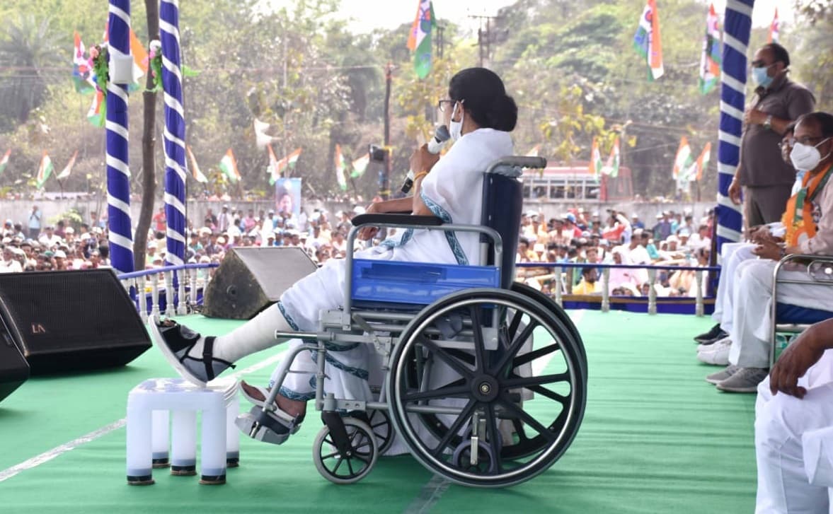 भांगा पाये: पहली बार ममता बनर्जी इतनी मजबूर, बिना सहारे के एक कदम चलना भी मुश्किल...