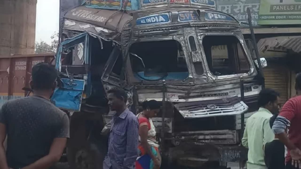 छत्तीसगढ़: दुर्ग में फ्लाईओवर से नीचे गिरा ट्रक, 4 की मौत, शव निकालने के लिए गैस कटर से काटना पड़ा वाहन