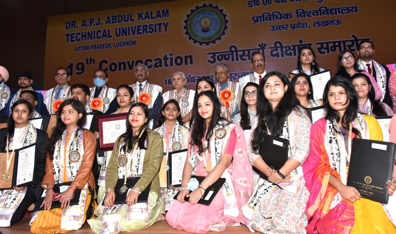AKTU 19th Convocation 2021: दीक्षांत समारोह में प्रतिभा ने ली मुस्कान, गवर्नर बोलीं- नई तकनीकों को अपनाएं