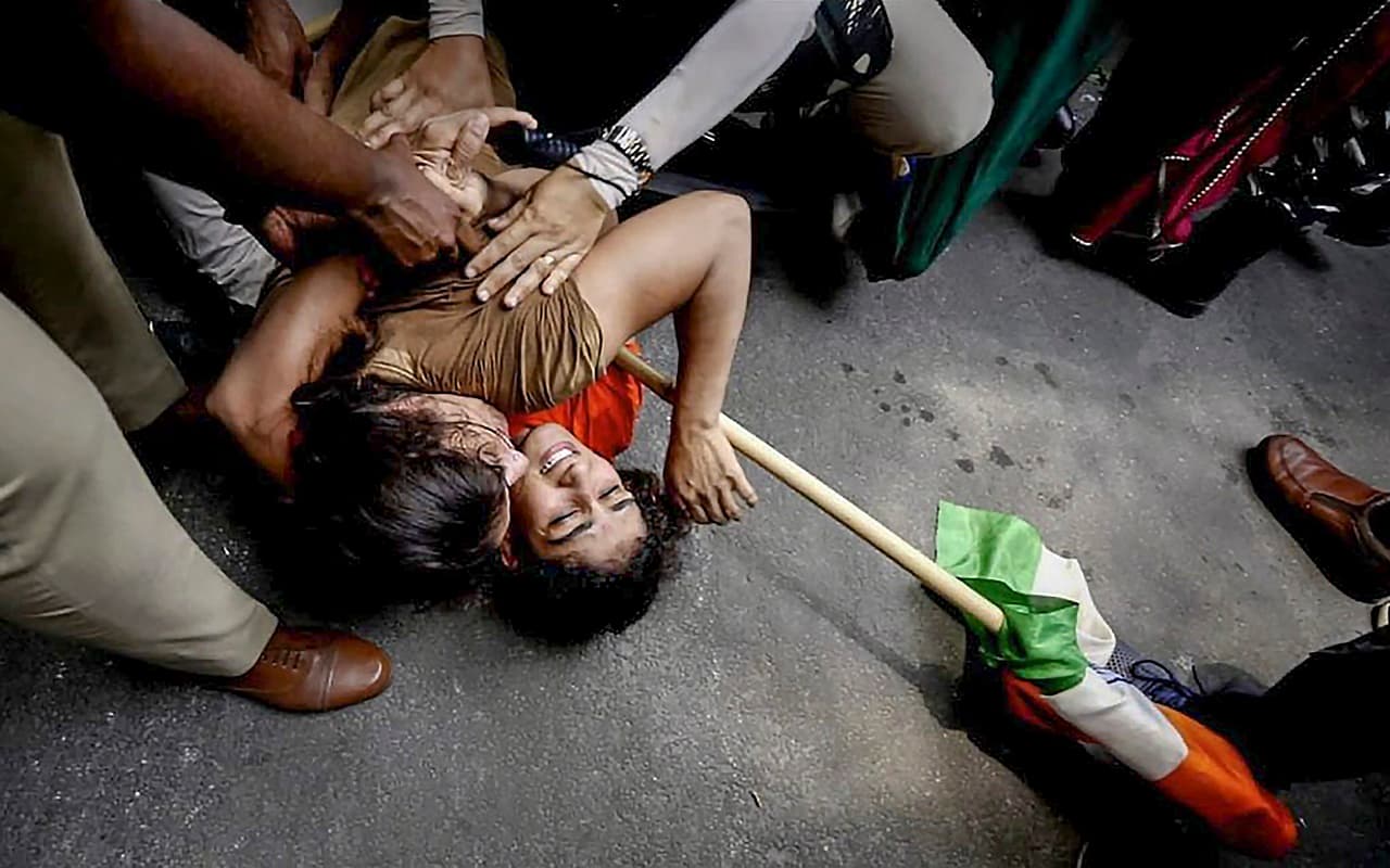 Wrestler Protest: हाथ में तिरंगा थामे सड़क पर गिरीं फोगाट बहनें, देखें हिंसक प्रदर्शन की तस्वीरें