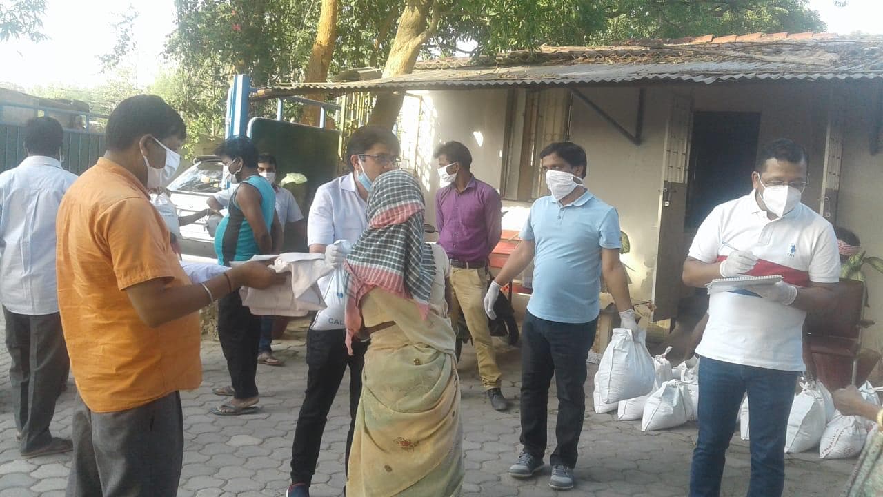 पैराडाइज़ ने जरूरतमंदों के बीच किया राशन वितरित,लोगों के चेहरे पर आयी मुस्कान