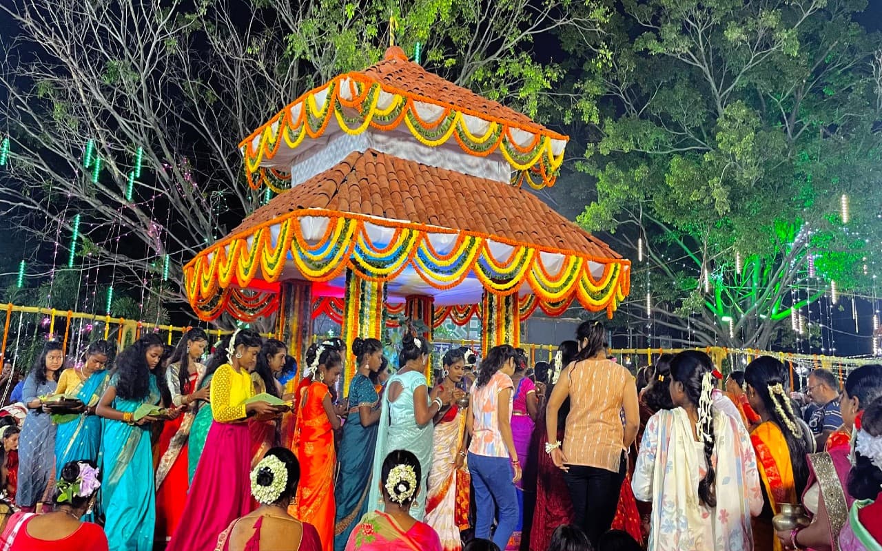 भाई-बहन के अटूट प्रेम और करम देव के सच्चे विश्वास का प्रतीक करम पर्व, देखें तस्वीरें