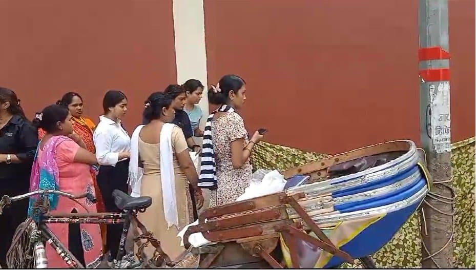 लखनऊ में राजभवन के गेट पर महिला ने दिया बच्चे को जन्म, चादर से घेरकर हुई डिलीवरी, सपा ने सरकार पर साधा निशाना