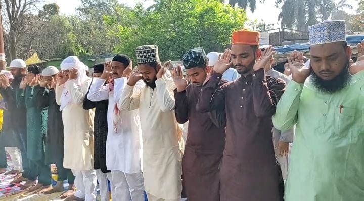 Eid 2023: गोरखपुर में अमन-चैन के साथ अदा हुई ईद की नमाज, मांगी खुशहाली की दुआ, देखिए खूबसूरत तस्वीरें