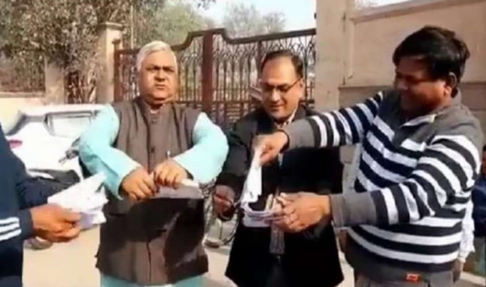 Lucknow News: रामचरितमानस की प्रतियां जलाना पड़ा भारी, प्रशासन ने दो लोगों पर लगा NSA, वीडियो हुआ था वायरल