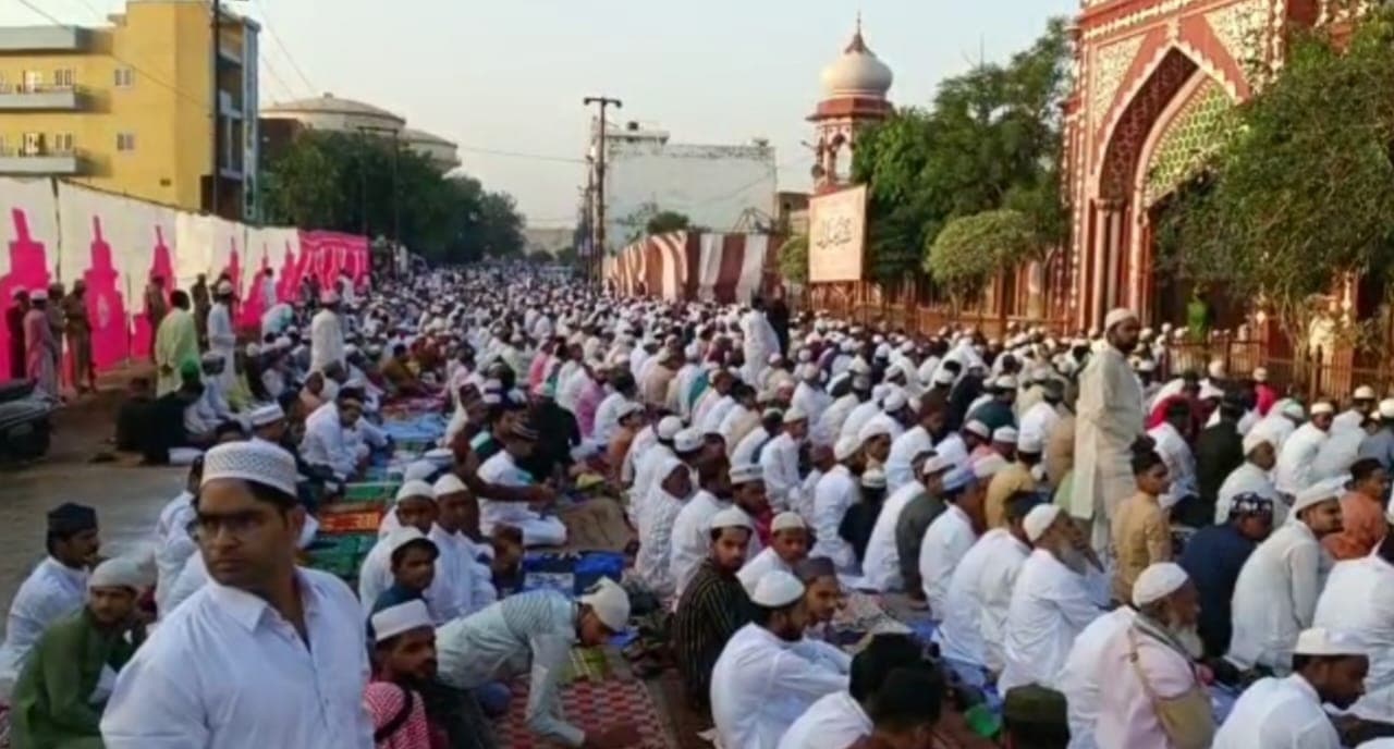 Eid-ul-Fitr 2023: अलीगढ़ में धूमधाम से मनाई जा रही ईद, नमाजियों ने की शाहजमाल ईदगाह पर नमाज अदा