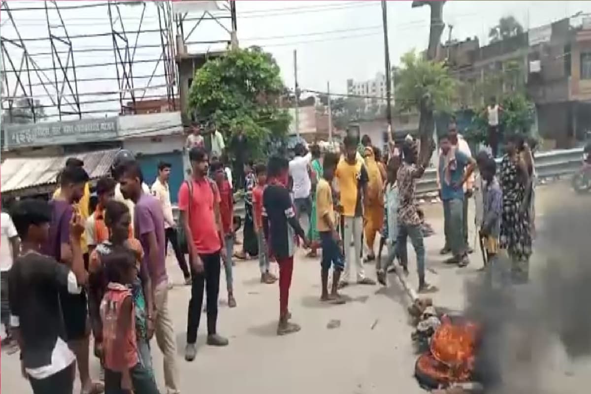 पटना: पोखर में नहाने के दौरान नाबालिग बच्ची की डूबने से मौत, गुस्साए लोगों ने सड़क जाम कर किया प्रदर्शन पटना: पोखर में नहाने के दौरान नाबालिग बच्ची की डूबने से मौत, गुस्साए लोगों ने सड़क जाम कर किया प्रदर्शन